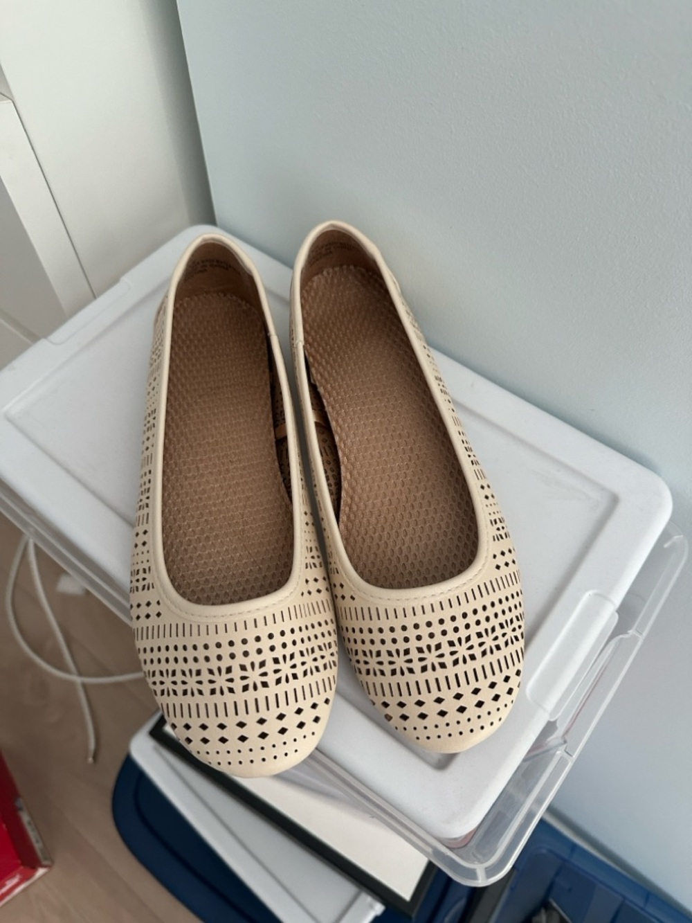 NEW！Women’s Cream Laser-Cut Ballet Flats